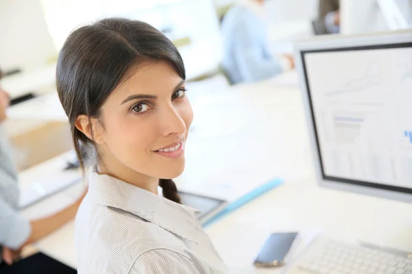 Brunette femme travaillant dans le bureau — Photo