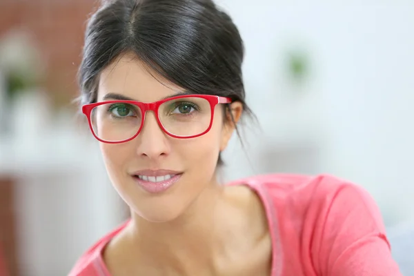 Fille portant des lunettes rouges — Photo