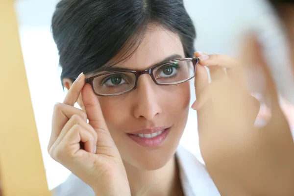 Mulher morena tentando óculos em — Fotografia de Stock