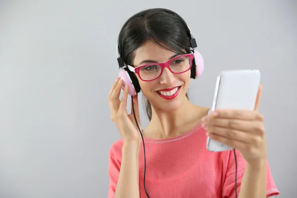 Girl listening to music — Stock Photo, Image