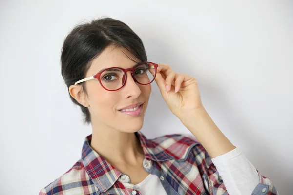 Morena mujer con gafas rojas en —  Fotos de Stock