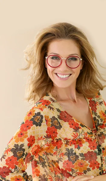 Kvinna i glasögon leende — Stockfoto