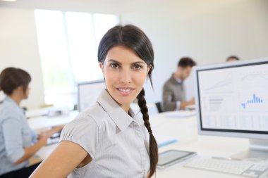 ofiste çalışan esmer kadın