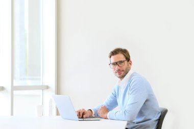 işadamı modern ofis çalışma 