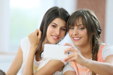 Selfie alarak oynayan kızlar