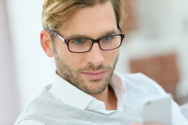 Adam çıkıyor gözlük ile