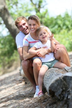 mutlu aile bir gövde üzerinde oturan