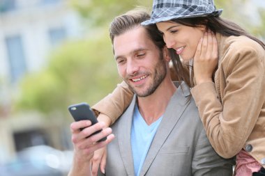 iki smartphone kullanarak şehir içinde