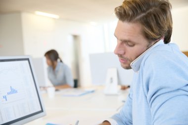 Office konuşmaktan satıcısı 