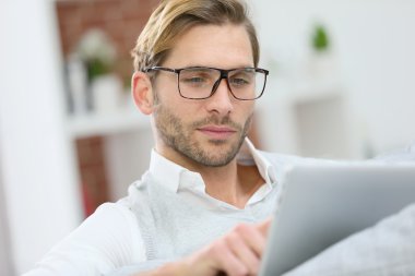 adam evde dijital tablet üzerinde bağlı