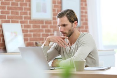 dizüstü bilgisayar başında oturan adam 