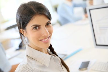 ofiste çalışan esmer kadın