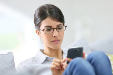 Akıllı telefon kullanan kız