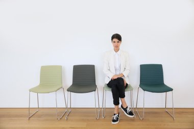 bekleme odasında oturup başvuru