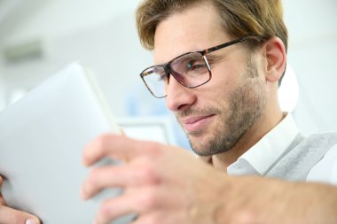 Office dijital tablet üzerinde çalışan adam