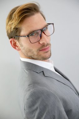 İşadamı ile ayakta gözlük