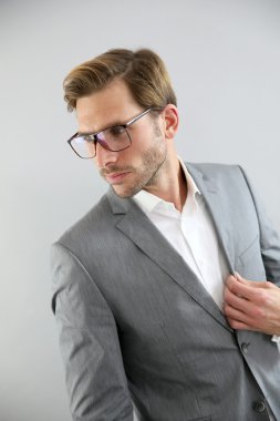 İşadamı ile ayakta gözlük