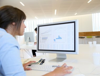 Ofis çalışanı masada oturuyor. 