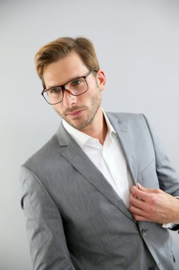 İşadamı ile ayakta gözlük