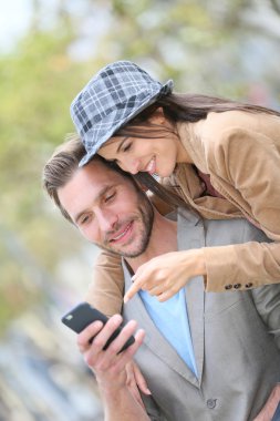 iki smartphone kullanarak şehir içinde
