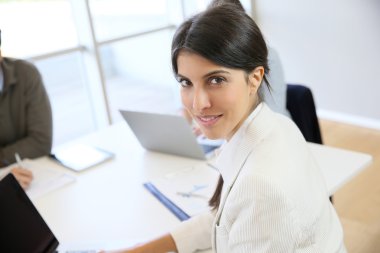 İş kadını Laptop 'ta çalışıyor