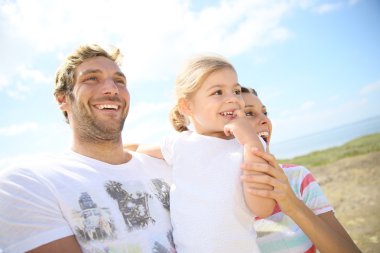mutlu bir aile birlikte yürüme