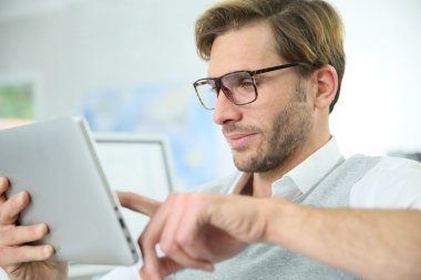 Office dijital tablet üzerinde çalışan adam