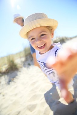 Küçük kız ebeveynin kolu çekerek