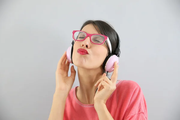 Chica con gafas usando auriculares — Foto de Stock