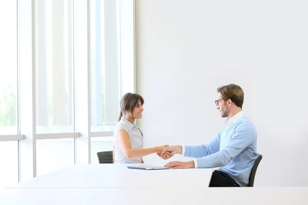 Geschäftsmann erhält Kandidaten — Stockfoto