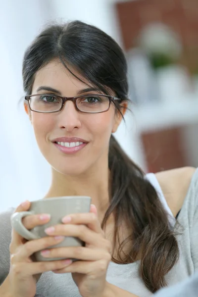 Chica sosteniendo taza de té — Foto de Stock