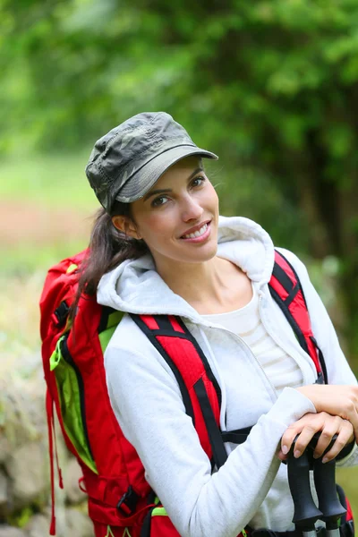 Vrolijke backpacker in bos — Stockfoto