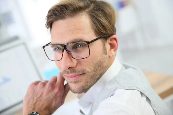 Zakenman met brillen werken — Stockfoto