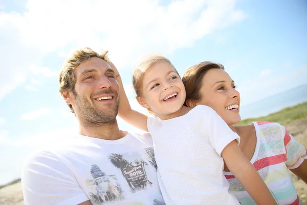 Famiglia passeggiando insieme nel paesaggio naturale — Foto Stock