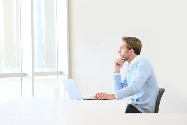 Doordachte zakenman werken — Stockfoto