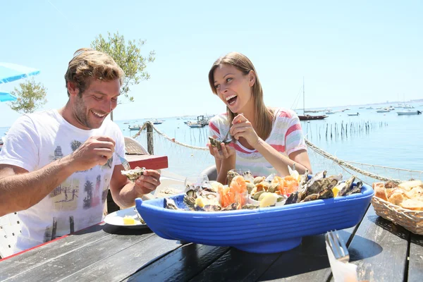Casal degustação de ostras frescas — Fotografia de Stock
