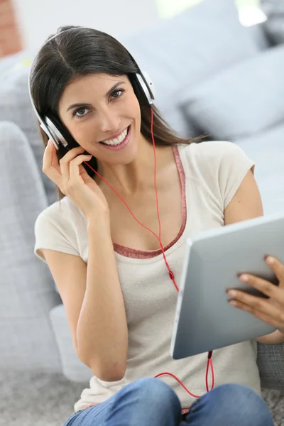 Vrouw met Tablet PC- en hoofdtelefoon — Stockfoto