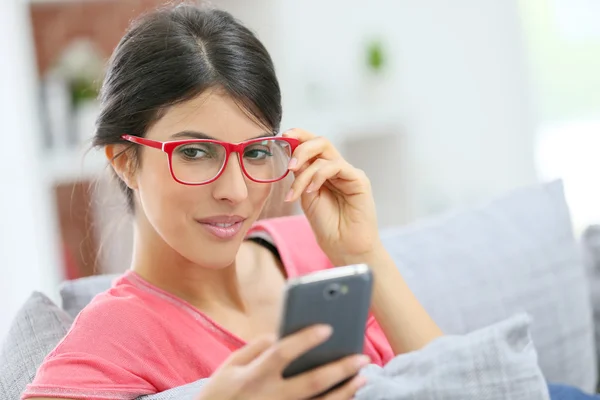 Mädchen mit Brille liest Nachricht — Stockfoto