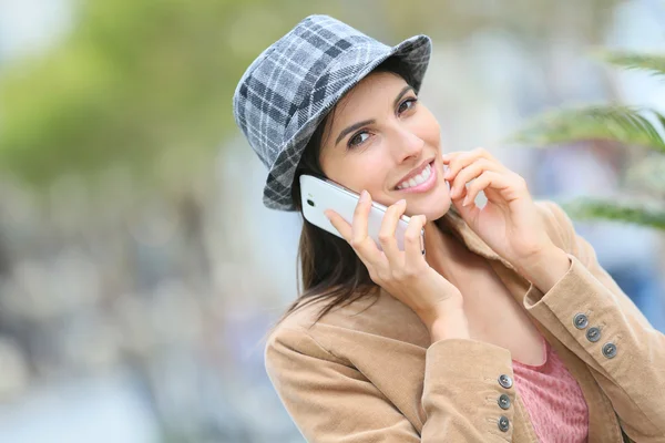 Sokakta telefonda konuşan kız — Stok fotoğraf