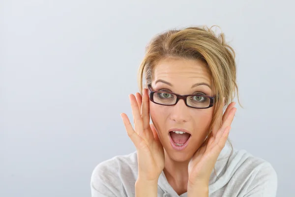 Frau mit Brille auf — Stockfoto