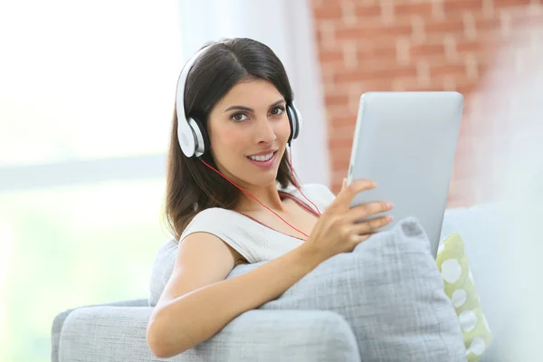 Mujer joven con tableta —  Fotos de Stock