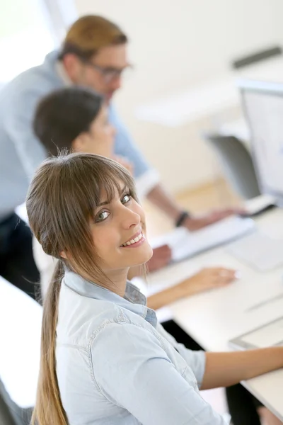 Geschäftsfrau arbeitet im Büro — Stockfoto