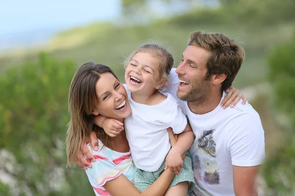 Família feliz se divertindo juntos — Fotografia de Stock