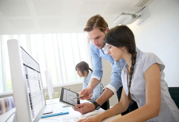 Uomini d'affari che lavorano in ufficio — Foto Stock