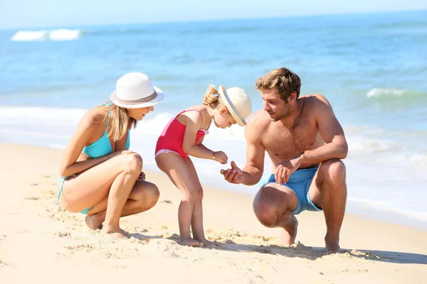 Ouders met kleine meisje spelen — Stockfoto