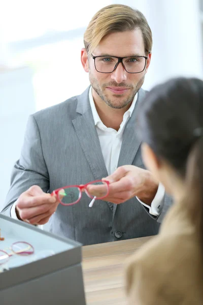 Opticien présentant de nouvelles lunettes — Photo