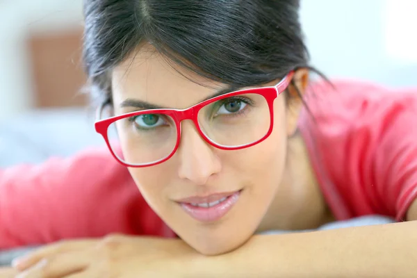 Flickan bär röda glasögon — Stockfoto