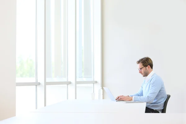 Homme d'affaires dans un bureau moderne — Photo