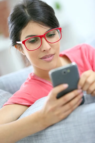 Frau mit Brille beim Lesen von Nachrichten — Stockfoto