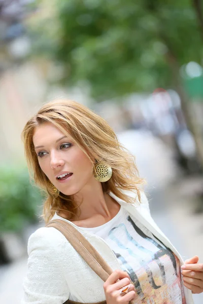 Vrouw lopen in de stad — Stockfoto